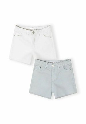 Dwie pary dziecięcych spodenek marki Minoti, jedna biała, druga jasno szara, obie z przednimi kieszeniami i zapięciem na guziki.