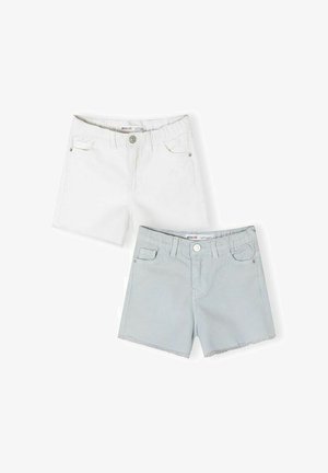 Deux paires de shorts pour enfants de la marque Minoti, une blanche et une gris clair, toutes deux dotées de poches avant et de fermetures à boutons.