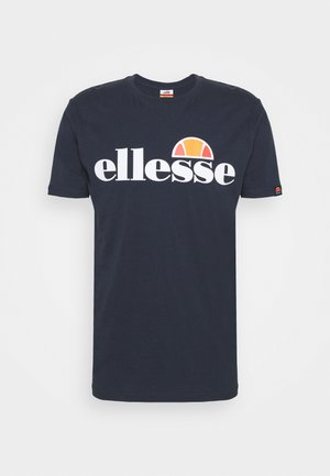 Námornícky modré bavlnené tričko s krátkymi rukávmi, ktoré má veľké biele logo "ellesse" a grafiku v tvare polkruhu v oranžovej a žltej farbe.