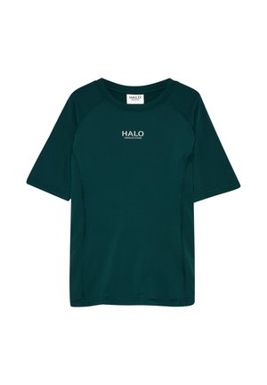 Mørkegrøn kortærmet atletisk trøje med "HALO" logo og tal centreret på brystet, rund halsudskæring og synlige søm.