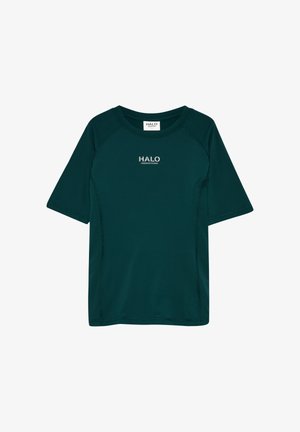 Ciemnozielona sportowa koszulka z krótkim rękawem z logo "HALO" i numerami na środku klatki piersiowej, okrągły dekolt i widoczne przeszycia.