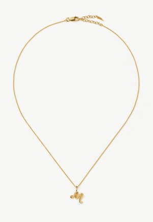 Finom aranylánc nyaklánc kis, kalligrafikus "m" betűs medállal és homárkapoccsal, fehér háttéren.