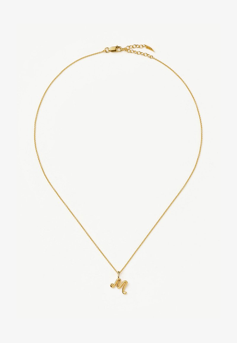 Λεπτό κολιέ με αλυσίδα από χρυσό και μικρό μενταγιόν με την καλλιγραφική γράμμα «m», με κούμπωμα τύπου αστακού σε λευκό φόντο.