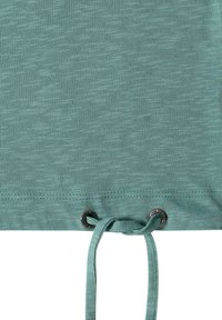 T-shirt en coton bleu canard avec une finition texturée, comportant un cordon à l'ourlet passant par des œillets métalliques, permettant un ajustement personnalisable.