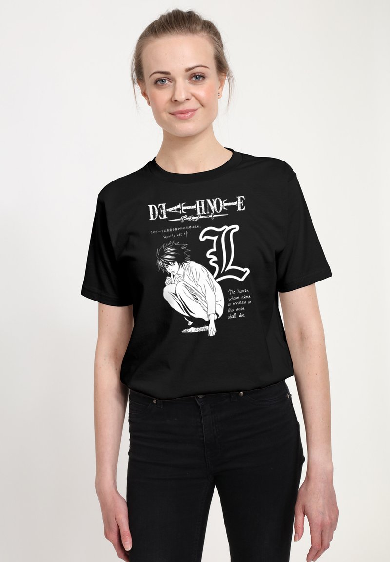 Černé bavlněné tričko s grafickou potiskem zachycujícím skrčenou postavu, stylizovaný text a bílé detaily, zdůrazňující manga téma.