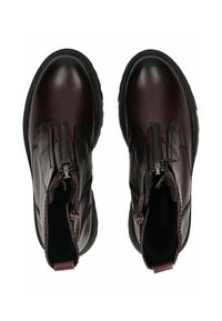 Botas de tobillo de cuero burdeos con cremalleras laterales, punteras redondas, parte superior texturizada y un ligero tacón. Suelas de goma para mayor tracción.