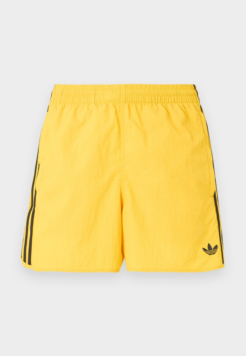 Lysegule Adidas badeshorts med elastisk talje, sorte striber i siden, sidelommer og sort Adidas trefoil-logo på venstre ben.