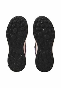 Czarne teksturowane gumowe podeszwy z wielościennym wzorem; zawierają branding. Wierzch w jasnoróżowym i fioletowym kolorze z gładkim wykończeniem.