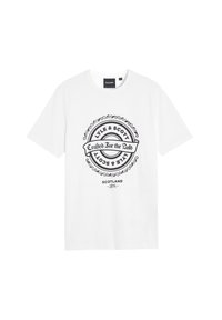 Camiseta de algodón blanca con un logo circular negro que lleva las palabras "Lyle & Scott", "Crafted for the Bold" y acentos decorativos. Mangas cortas.