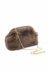 Nepluizene clutch tas in een zachte bruine kleur met een ronde vorm, voorzien van een gouden kettingriem en een luxe textuur.