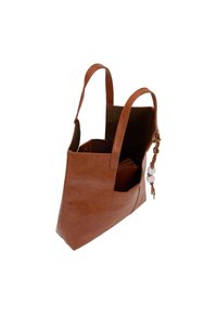 Brun läder tote-väska med två långa handtag, med en slät textur, öppen topp och en dekorativ nyckelring med pärlor. Inre fickor synliga.