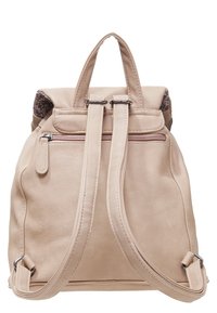Sac à dos en cuir beige avec des bretelles ajustables, une poignée supérieure et une poche zippée à l'arrière, montrant la doublure intérieure florale en haut.
