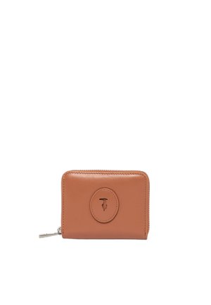 Portafoglio in pelle beige compatto con bordi arrotondati, chiusura con zip e patch del logo ricamato ovale al centro della parte anteriore.