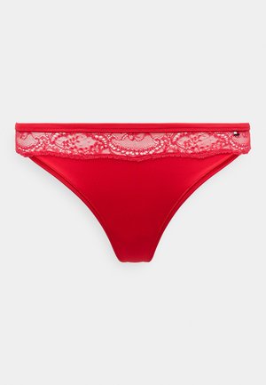 Rød bikini-bunn med et blonderkant ved midjen, glatt tekstur og klassisk snitt. Blonderet har et blomstermønster og bølgede kanter.