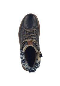 Bota de tobillo con cordones en cuero azul oscuro, con un suave cuello textil estampado y suela de goma marrón. Presenta detalles de costura.