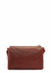 Struktureret rød polyester crossbody taske med lynlås, rektangulær form og kontrastfarvet orange rem. Glat overflade med perforeret mønster.