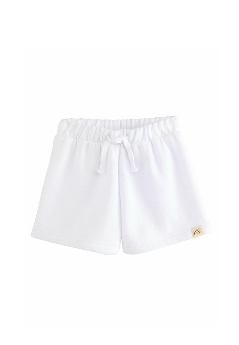 Shorts en coton blanc avec une taille élastique, un cordon de serrage et un petit patch logo. Présentent une texture lisse et une coupe décontractée.