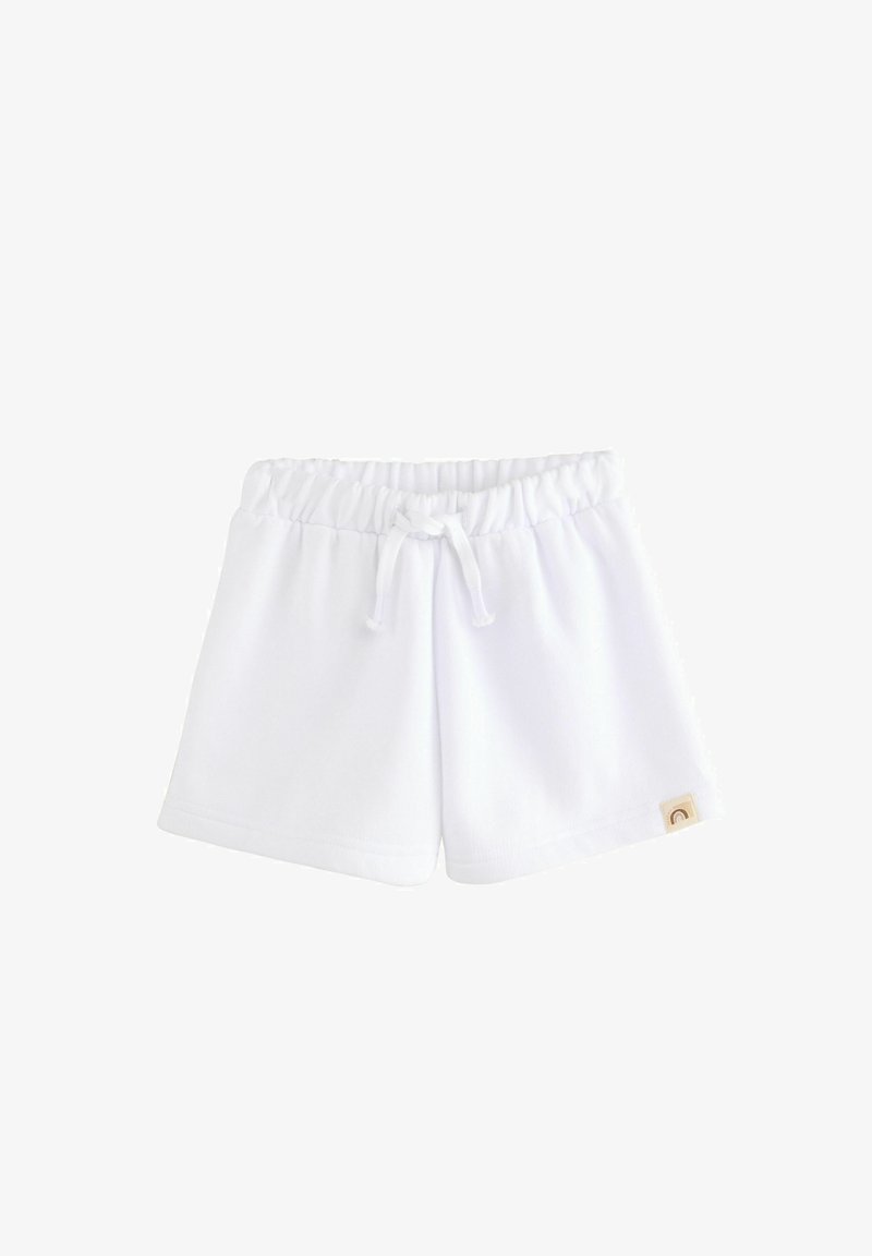 Shorts en coton blanc avec une taille élastique, un cordon de serrage et un petit patch logo. Présentent une texture lisse et une coupe décontractée.