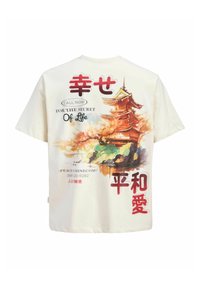 Camiseta blanca con una pagoda japonesa al estilo acuarela, flores de cerezo y caracteres japoneses rojos junto a frases en inglés sobre los secretos de la vida.