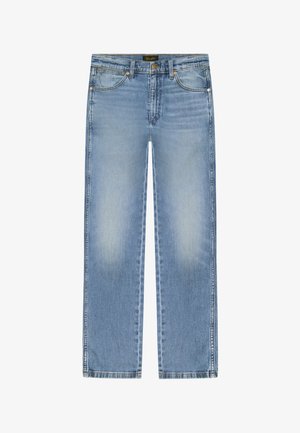 Jasnoniebieskie dżinsy o prostych nogawkach z wyblakłym przodem, z pięcioma kieszeniami, zapinane na guzik i zamek, z naszywką z logo Wrangler na pasku.