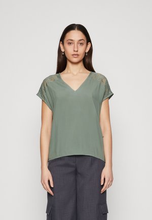 Vero Moda Tall VMRUSK V NECK - Camicetta - laurel wreath