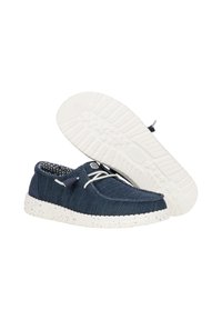 Scarpe slip-on navy in tessuto testurizzato, suola in gomma bianca maculata, lacci bianchi sottili e dettagli in accentuazione sul colletto.