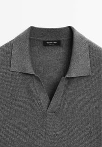 Polo en maille texturée grise avec col et encolure en V ouverte, étiqueté Massimo Dutti.