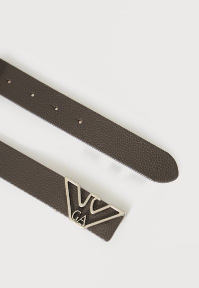 Ceinture en cuir texturé marron foncé avec plusieurs trous et une boucle métallique argentée en forme de "V" stylisé avec "GA" lettres.
