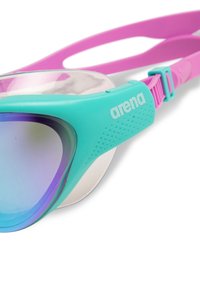 Simglasögon med en teal-färgad ram, lila detaljer och klara linser. Har ett strukturerat grepp och justerbart rosa rem. Varumärket synligt.