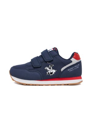 Børnesneakers i marineblå med to velcro stropper, rød og hvid sål og Beverly Hills Polo Club logo på siden og hælen.