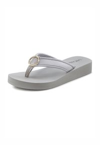 Grijze flip-flop sandaal met een brede band, featuring een ronde gouden hardware-accent, dunne gestructureerde bovenkant en platte rubberen zool.