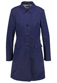 Manteau bleu marine pour femme, longueur genou, avec quatre boutons noirs, poches à rabat, manches longues et col arrondi.