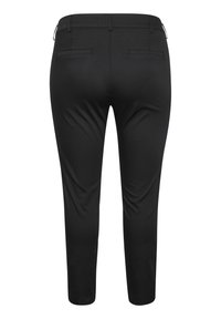 Pantalon noir slim avec une texture lisse, doté de poches arrière et d'une coupe cintrée, se resserrant vers la cheville avec une finition nette.