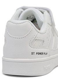 Białe sneakersy z teksturowaną skórzaną cholewką, z zapięciem na rzepy i napisami "ST. POWER PLAY" na pięcie. Posiadają gumową podeszwę.