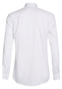 Chemise blanche à manches longues, en coton, avec un col à boutons, texture lisse, ourlet incurvé, sans motifs ni accents visibles.