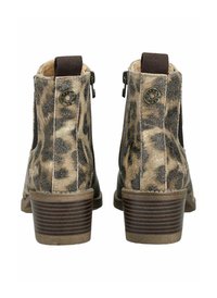 Botines de charol con estampado de leopardo en cuero sintético texturizado, con paneles elásticos en los laterales, detalles en marrón claro y tacón escalonado. Cierre con cremallera en la parte trasera.