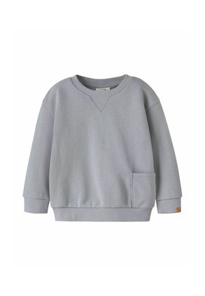 Sweat-shirt gris clair à manches longues, col rond, poignets et ourlet côtelés, poche avant en bas à droite, et petite étiquette marron sur la manche.