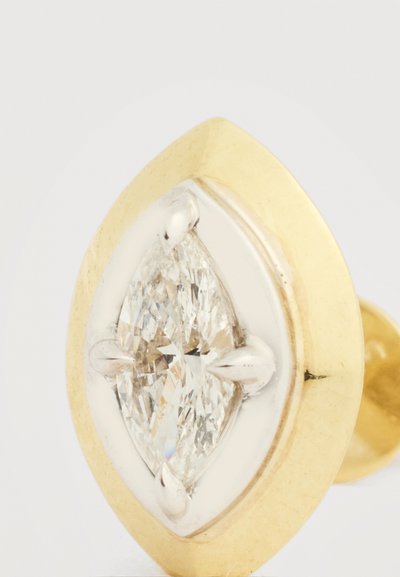 Χρυσό και ασημένιο σκουλαρίκι με καρφίτσα με μεγάλο διαμάντι κοπής μαρκίζ, τοποθετημένο στο κέντρο σε απλό φόντο.