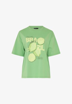 Grünes T-Shirt mit kurzen Ärmeln, bedruckt mit Zitronen und dem Text "Brasilia BRAZIL" sowie "Zesty" in Hellgelb und Weiß.