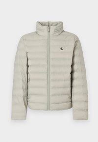 Casaco acolchoado bege claro com fecho de correr frontal, gola alta e logótipo no peito. Apresenta textura acolchoada e dois bolsos laterais.