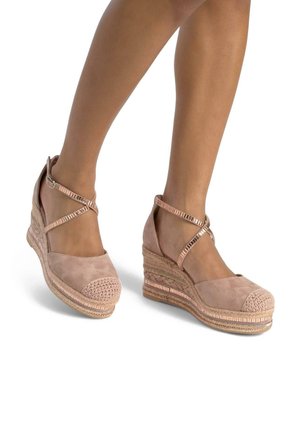 Scarpe espadrilles con zeppa in morbido suede beige, con una piattaforma in juta intrecciata, punta chiusa con dettaglio in pizzo e cinturini incrociati alla caviglia.