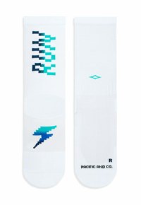 Calcetines deportivos blancos con gráficos en teal y azul marino en forma de píxel, que presentan un diseño de rayo, área de tobillo texturizada y etiqueta de la marca en la base.