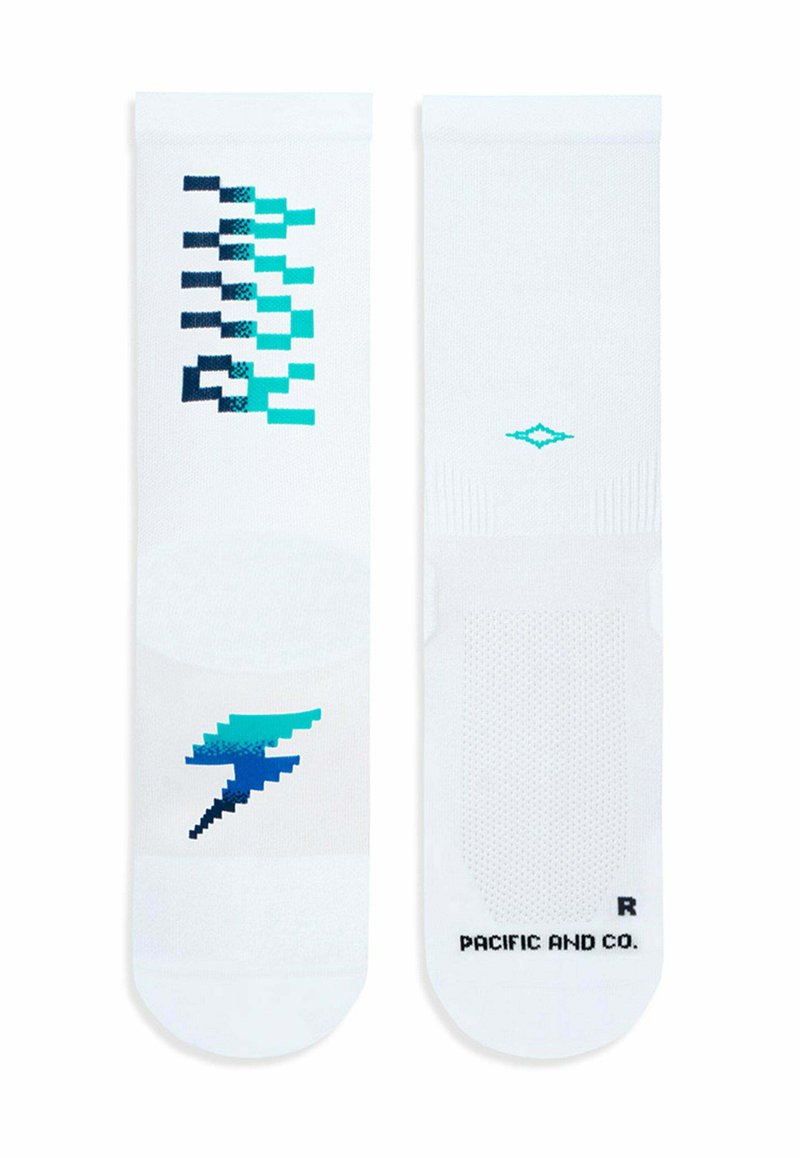 Calcetines deportivos blancos con gráficos en teal y azul marino en forma de píxel, que presentan un diseño de rayo, área de tobillo texturizada y etiqueta de la marca en la base.