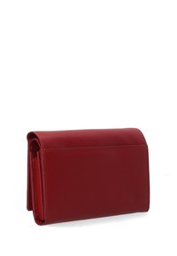 Rode leren portemonnee met een gladde textuur, rechthoekige vorm en een klep sluiting. Heeft meerdere vakken voor kaarten en contant geld.