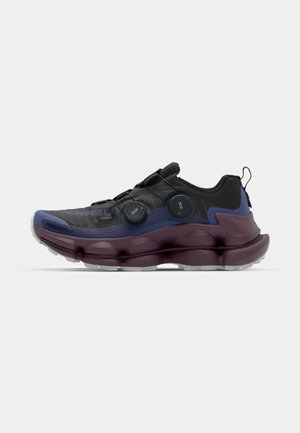 Chaussure de sport noire et violette avec une tige texturée, une semelle arrondie et un système de laçage BOA double. Présente un design sans couture et un bout renforcé.