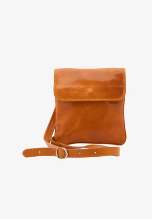 Compacte schoudertas van gebruind leer met voorflap en verstelbare riem met metalen gesp op witte achtergrond.