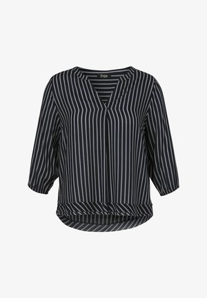 Blouse noire à rayures verticales blanches, manches trois-quarts, col en V et ourlet légèrement incurvé avec des rayures horizontales contrastées.