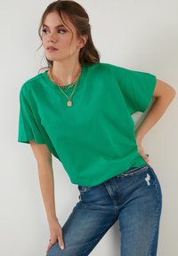 LELA CREW NECK  - Lihtne T-särk - benetton color