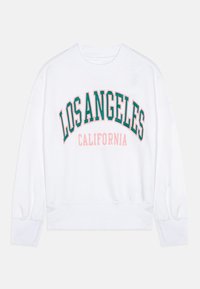 Fehér pulóver, amelyen a "LOS ANGELES" felirat teal színben, a "CALIFORNIA" felirat pedig rózsaszínben szerepel, kerek nyakkivágással és bordázott mandzsettával, valamint aljjal rendelkezik.