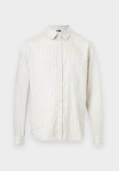 Λευκό πουκάμισο με μακριά μανίκια, λεπτές κατακόρυφες μαύρες ρίγες και κουμπωτό μπροστινό μέρος καθώς και μανσέτες.